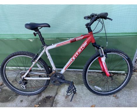 A TREK GENTS MOUNTAIN BIKE WITH FRONT SUSPENSION AND 21 SPEED GEAR SYSTEM 