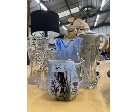 A QUANTITY OF GLASSWARE AND CERAMICS TO INCLUDE VASES, JUGS, A PLANTER, ETC 