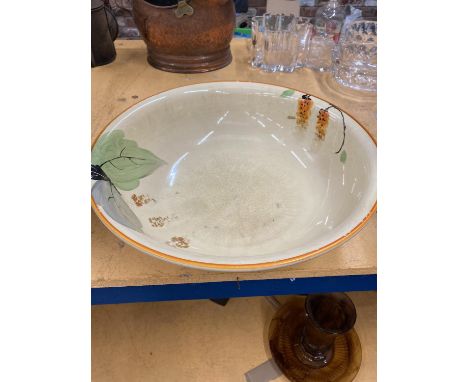 A LARGE VINTAGE WASH BOWL WITH FLORAL PATTERN 