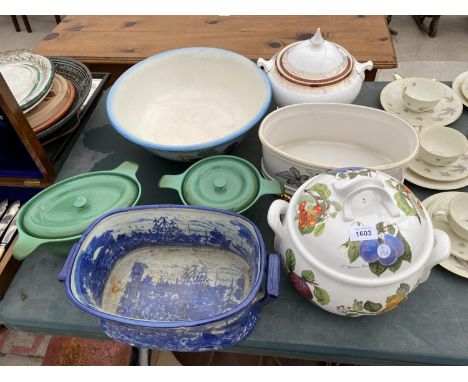 AN ASSORTMENT OF CERAMIC ITEMS TO INCLUDE A LARGE WASH BOWL, A PORTMEIRION LIDDED DISH AND A BLUE AND WHITE PLANTER ETC 