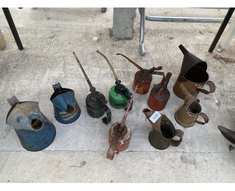 A LARGE ASSORTMENT OF VINTAGE OIL CANS TO INCLUDE DUCKHAMS AND PUMP ACTION OIL CANS ETC 