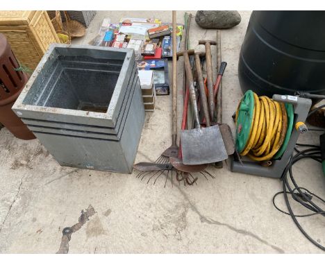 AN ASSORTMENT OF GARDEN TOOLS TO INCLUDE A HOSE REEL, A METAL PLANTER, A FORK AND SPADES ETC 