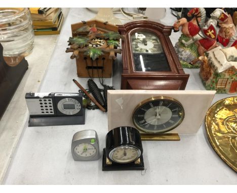 A QUANTITY OF CLOCKS TO INCLUDE A CUCKOO CLOCK, WALL CLOCK, VINTAGE MANTLE AND ALARM CLOCKS 