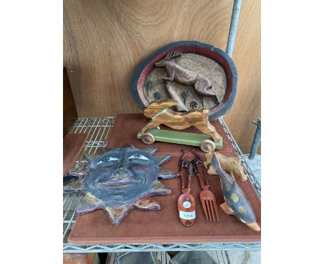 AN ASSORTMENT OF VINTAGE TREEN ITEMS TO INCLUDE A CARVED SPRINGBOK PLAQUE, CARVED ANIMALS AND A SUN PLAQUE ETC 