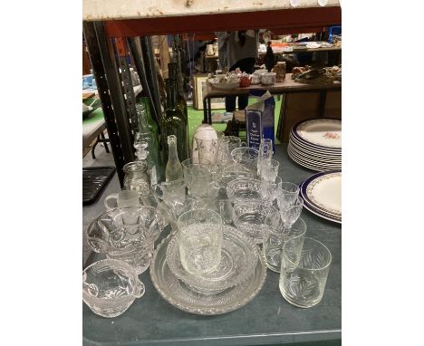 A COLLECTION OF GLASSWARE TO INCLUDE A ROYAL DOULTON GLASS, JUGS, VINTAGE BOTTLES, DISHES, TUMBLERS, ETC 