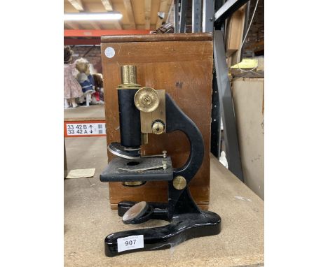 A VINTAGE BOXED PRECISION 1219 FLATTERS AND GARNETT LIMITED MANCHESTER MICROSCOPE 