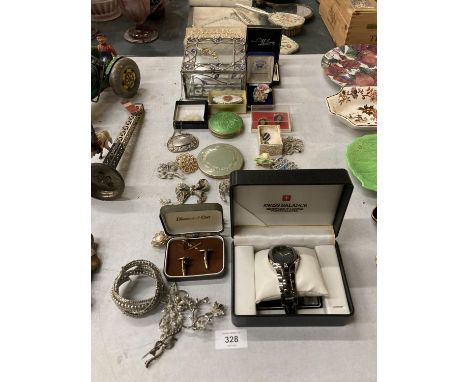 A MIXED LOT OF COLLECTABLE ITEMS TO INCLUDE A COMPACT WITH GREEN ENGINE TURNED ENAMEL, OSTUME JEWELLERY BROOCHES, A BOXED SWI