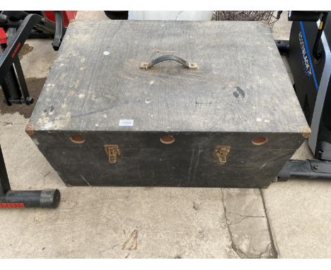 A VINTAGE WOODEN BIRD TRANSPORTATION BOX 
