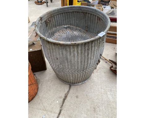 A VINTAGE GALVANISED DOLLY TUB 