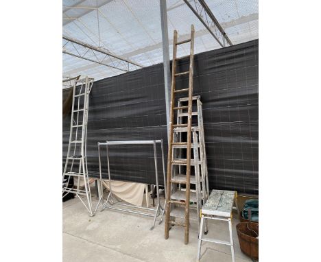 AN 11 RUNG WOODEN STEP LADDER, TWO ALUMINIUM STEP LADDERS AND A BUILDERS HOP UP 