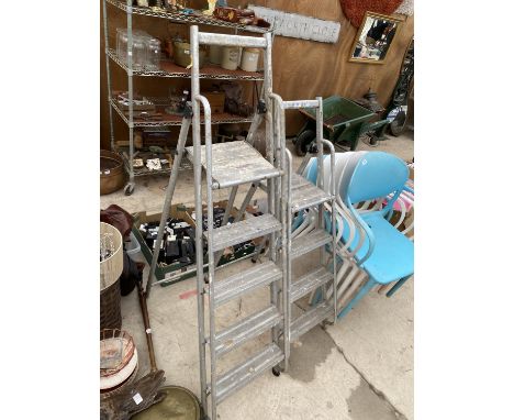 A THREE RUNG ABRU ALUMINIUM STEP LADDER AND A FURTHER FOUR RUNG ALUMINIUM STEP LADDER 