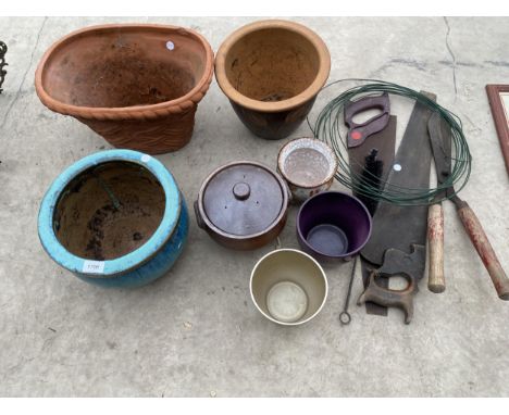 AN ASSORTMENT OF GARDEN ITEMS TO INCLUDE GLAZED AND TERRACOTTA POTS AND GARDEN TOOLS ETC 