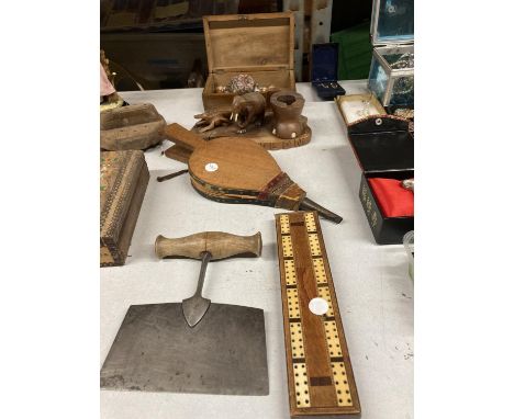 A COLLECTION OF TREEN ITEMS TO INCLUDE AN OAK INLAID CRIBBAGE BOARD, AFRICAN THEMED DESK TIDY, BELLOWS, INLAID BOX, ETC 