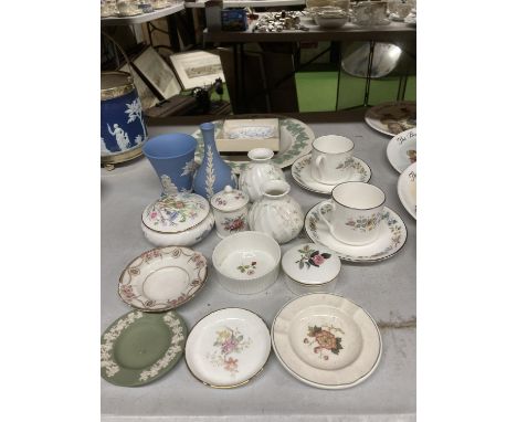 A MIXED LOT OF CERAMICS TO INCLUDE PIN DISHES, VASES, LIDDED TRINKETS BY WEDGWOOD, CUPS AND SAUCERS ROYAL DOULTON PASTORALE A