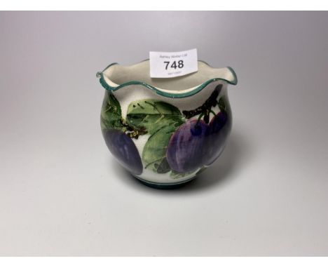 A VINTAGE WEMYSS STYLE SMALL CERAMIC POT 