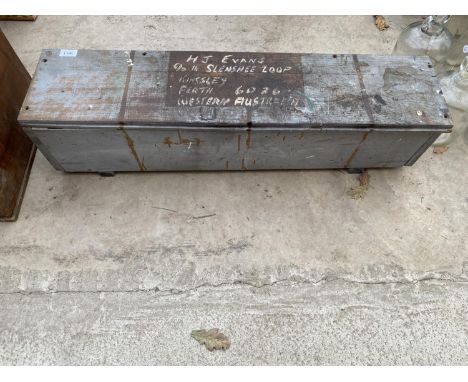 A VINTAGE WOODEN JOINERS CHEST CONTAINING TOOLS TO INCLUDE PLIERS, CALIPERS AND SAWS ETC 