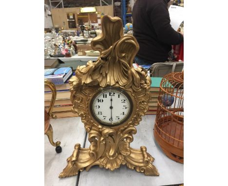 A DECORATIVE WOODEN MANTLE CLOCK WITH GILDED DECORATION 