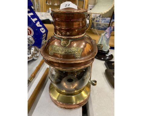 A VINTAGE BRASS AND COPPER SHIPS MARITIME LANTERN, 28CM HEIGHT 