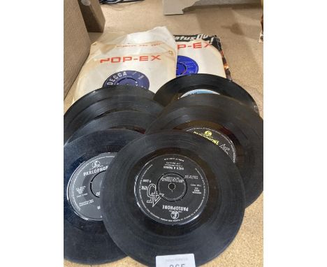 A COLLECTION OF VINTAGE 45RPM SINGLE RECORDS TO INCLUDE THE ROLLING STONES, THE MERSEYBEATS, THE HOLLIES, STATUS QUO, HERMAN'