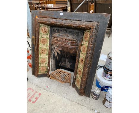 A VICTORIAN CAST IRON FIRE PLACE WITH TILED SURROUND AND FIRE GRATE (H:97CM W:97CM) 