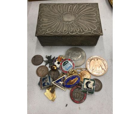 A DECORATIVE PEWTER BOX AND CONTENTS TO INCLUDE A CROWN, COINS, ENAMEL BADGES ETC 