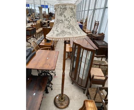 A MID 20TH CENTURY BEECH STANDARD LAMP COMPLETE WITH SHADE 