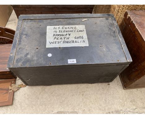 A VINTAGE WOODEN JOINERS CHEST CONTAINING AN ASSORTMENT OF TOOLS TO INCLUDE AN ENGINEERS STAND, CLAIPERS AND AN AXE ETC 