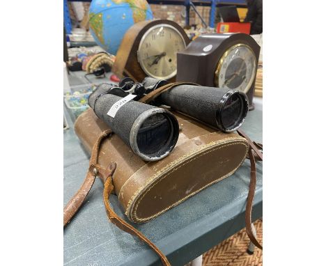 A PAIR OF VINTAGE LIEBERMAN AND GORTZ BINOCULARS IN A CASE 