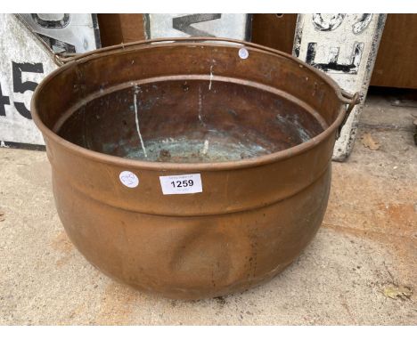 A LARGE VINTAGE COPPER COOKING POT 