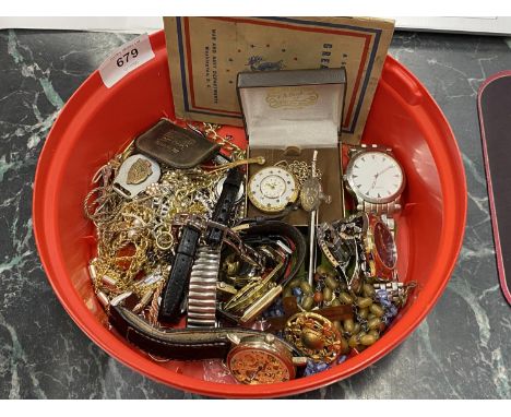 A MIXED LOT OF ASSORTED VINTAGE COSTUME JEWELLERY, WATCHES ETC 