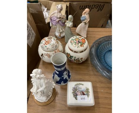 A QUANTITY OF CERAMIC ITEMS TO INCLUDE A MASON'S GINGER JAR, FIGURINES, TUNSTALL JASPERWARE VASE, ETC 