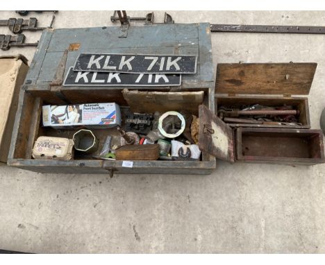 AN ASSORTMENT OF ITEMS TO INCLUDE A WOODEN JOINERS CHEST, NUMBER PLATES AND TOOLS ETC 