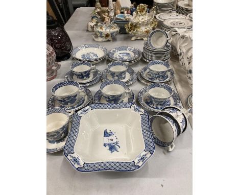 A QUANTITY OF VINTAGE WOOD AND SONS POTTERY IN 'YUAN' PATTERN TO INCLUDE CUPS, SAUCERS, SIDE PLATES, SERVING DISH, ETC 