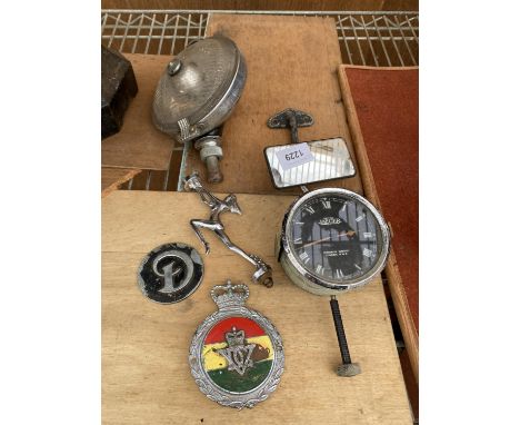 AN ASSORTMENT OF VINTAGE AUTOMOBILE ITEMS TO INCLUDE THREE CAR BADGES, A HEAD LAMP AND A JAEGER DASH BOARD CLOCK ETC 