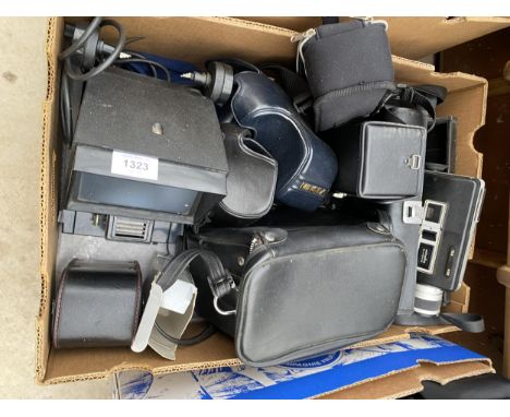 A LARGE ASSORTMENT OF CAMERA EQUIPMENT TO INCLUDE A FILM VIEWER SCREEN AND A MINOLTA SUPER 8 CAMCORDER ETC 