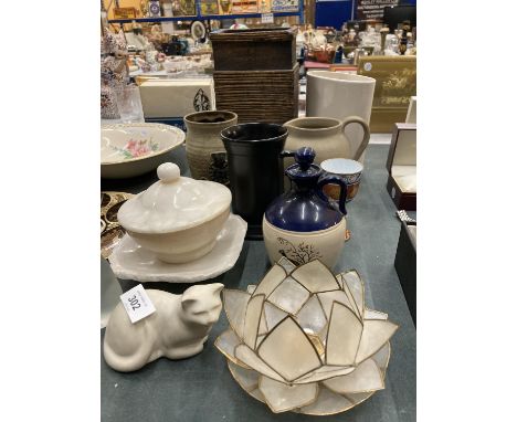 A QUANTITY OF CERAMICS TO INCLUDE A RECTANGULAR STONEWARE VASE, JUGS, CATS, TANKARD, ETC 