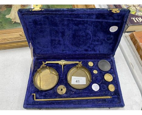 A VINTAGE SET OF BRASS GOLD SCALES IN BLUE CASE 