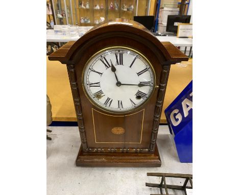 AN EARLY 20TH CENTURY INLAID MAHOGANY U.S.A CHIMING MANTLE CLOCK, 36CM HEIGHT 
