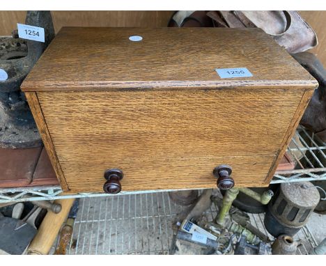 A VINTAGE OAK WORK BOX ENCLOSING A SINGLE DRAWER AND LIFT UP LID 