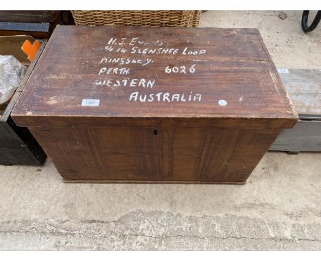 A VINTAGE WOODEN JOINERS CHEST CONTAINING AN ASSORTMENT OF TOOLS TO INCLUDE SHEARS, SAWS AND HAMMERS ETC 