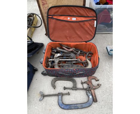 A LARGE QUANTITY OF VINTAGE G CLAMPS 