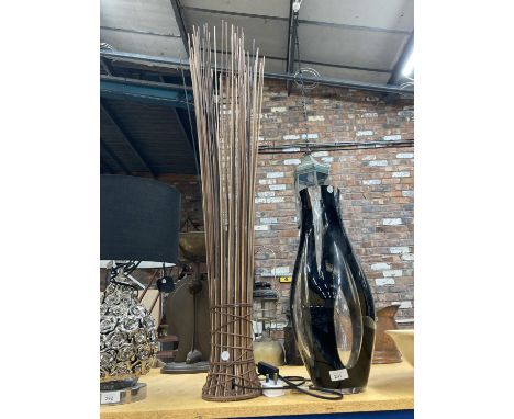 A TALL 'RUSH' TABLE LAMP PLUS A LARGE BLACK AND CLEAR GLASS VASE HEIGHT 50CM 