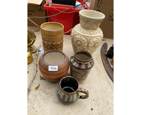 AN ASSORTMENT OF CERAMIC ITEMS TO INCLUDE A STUDIO POTTERY VASE AND A DENBY VASE ETC 