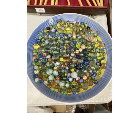 A LARGE BOWL CONTAINING A QUANTITY OF VINTAGE GLASS MARBLES 