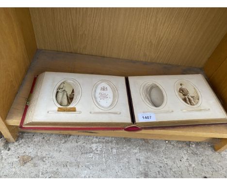A VINTAGE LEATHER PHOTO ALBUM WITH AN ASSORTMENT OF VINTAGE PHOTOGRAPHS 