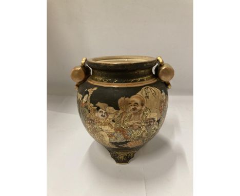 A VINTAGE ORIENTAL VASE WITH DECORATION OF ELDERS, MARKED TO THE BASE, HEIGHT 15CM 