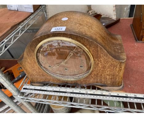 A VINTAGE OAK CASED WESTMINISTER CHIMING MANTEL CLOCK 