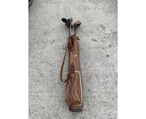 A VINTAGE GOLF BAG AND AN ASSORTMENT OF VINTAGE GOLF CLUBS 