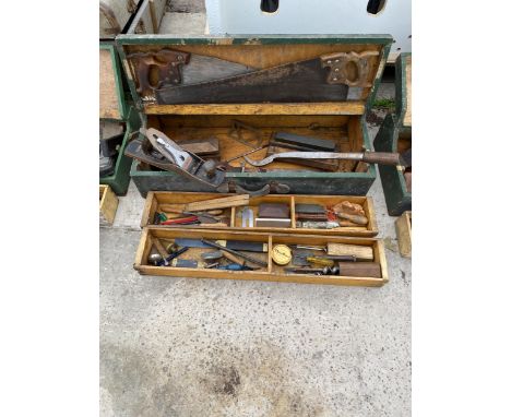 A VINTAGE WOODEN JOINERS CHEST WITH AN ASSORTMENT OF TOOLS TO INCLUDE A STANLEY WOOD PLANE, SHARPENING STONES AND CHISELS ETC