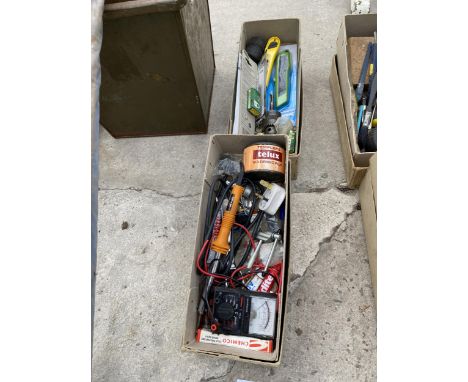 AN ASSORTMENT OF TOOLS AND HARDWARE TO INCLUDE A SOLDERING IRON, A DRILL CHUCK AND A NEW STANLEY KNIFE ETC 